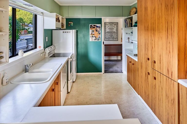 Photo of property in 10 Nikau Street, Eastbourne, Lower Hutt, 5013