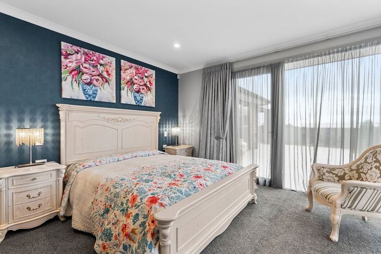 Photo of property in 18 Manurau Crescent, Merrilands, New Plymouth, 4312