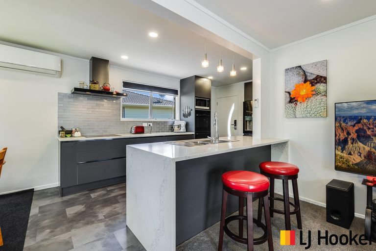 Photo of property in 8 Leaver Place, Weymouth, Auckland, 2103