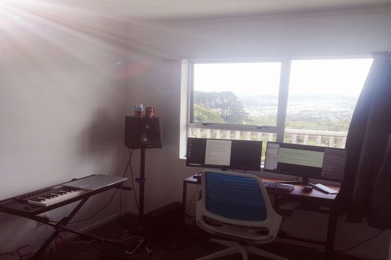 Photo of property in 10 Middlesex Place, Northland, Wellington, 6012