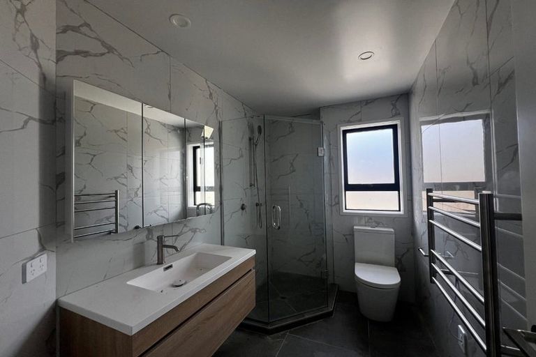 Photo of property in 2/21 Divich Avenue, Te Atatu South, Auckland, 0610