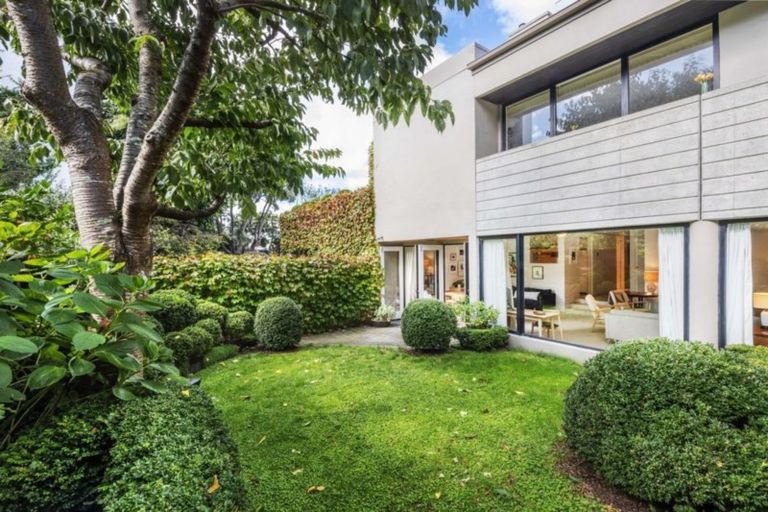 Photo of property in Highwic, 5/32 Hobson Street, Thorndon, Wellington, 6011