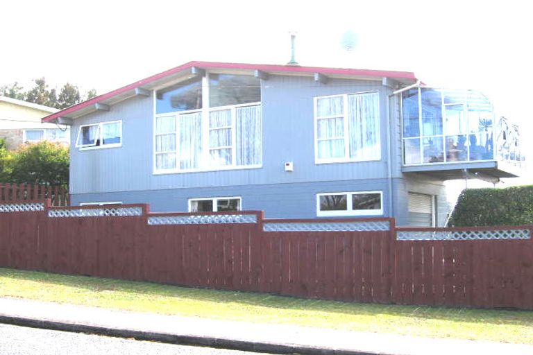 Photo of property in 6 Meadow Crescent, Te Atatu South, Auckland, 0602