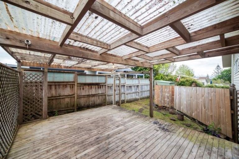 Photo of property in 33 Sunnynook Road, Forrest Hill, Auckland, 0620