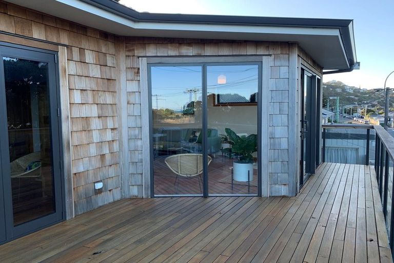 Photo of property in 274 Queens Drive, Lyall Bay, Wellington, 6022
