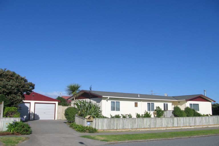 Photo of property in 21 Reeves Street, Waikanae Beach, Waikanae, 5036