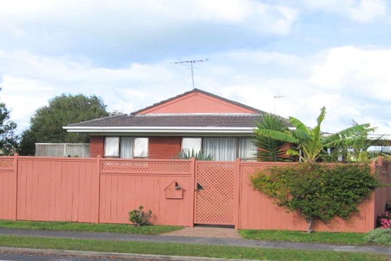 Photo of property in 66 Mirrabooka Avenue, Botany Downs, Auckland, 2010