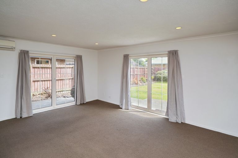 Photo of property in 35 Beauford Place, Parklands, Christchurch, 8083