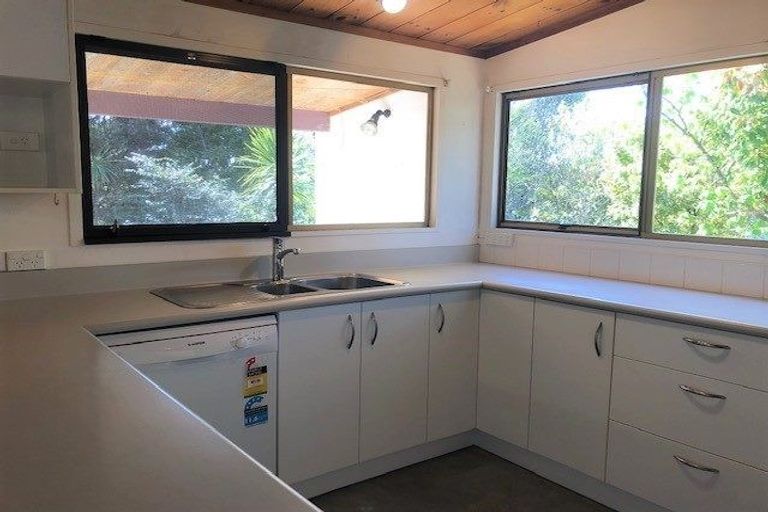 Photo of property in 18 Kawaka Street, Titirangi, Auckland, 0604