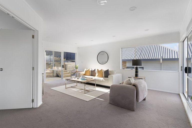 Photo of property in 2/9 Colmar Road, Mellons Bay, Auckland, 2014