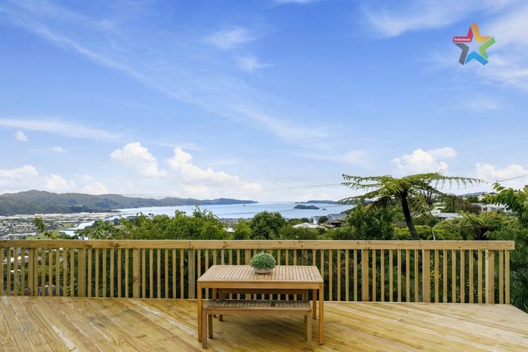 Photo of property in 6 Poto Road, Normandale, Lower Hutt, 5010