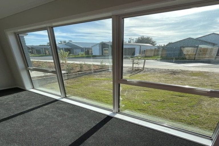 Photo of property in 24 Koru Loop, Paraparaumu, 5032