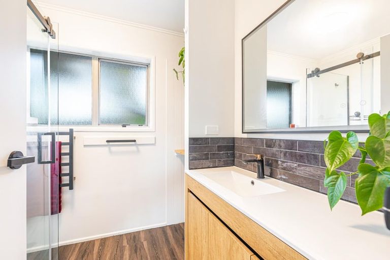 Photo of property in 19 Grassmere Road, Henderson Valley, Auckland, 0612