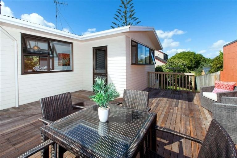 Photo of property in 1/24 Merton Avenue, Glenfield, Auckland, 0627