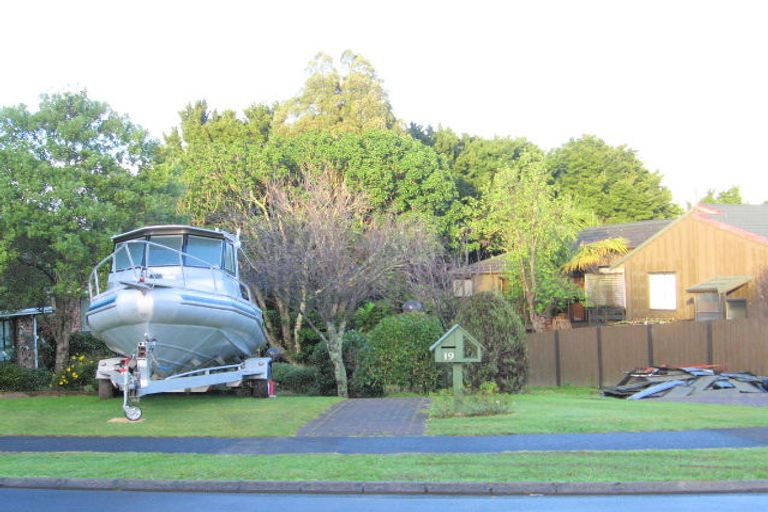 Photo of property in 19 Elsted Place, Goodwood Heights, Auckland, 2105