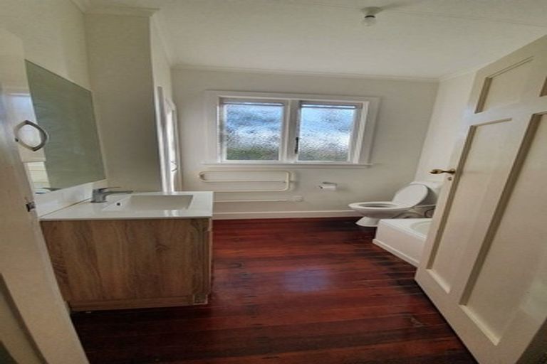 Photo of property in 1/56 Beresford Street, Bayswater, Auckland, 0622