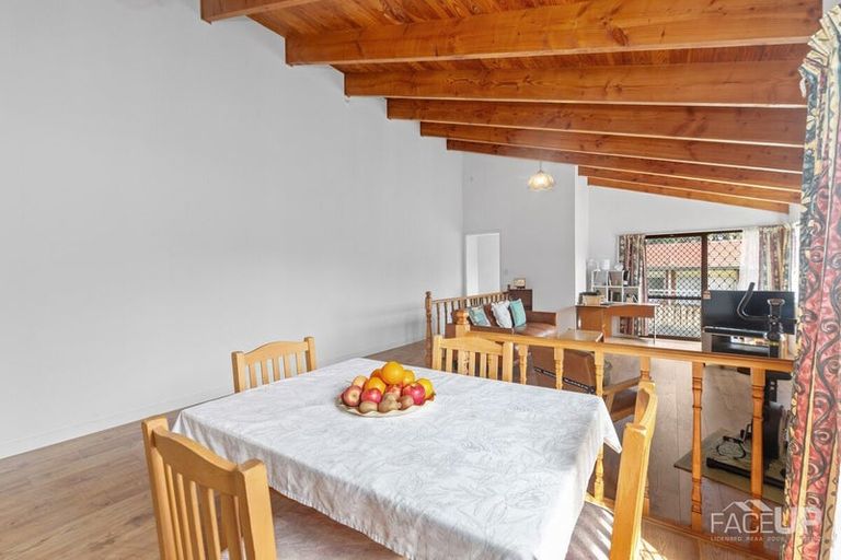 Photo of property in 5 Bosnyak Drive, Te Atatu South, Auckland, 0610