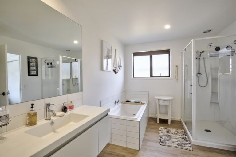 Photo of property in 39 Shepherd Road, Jacks Point, Queenstown, 9371