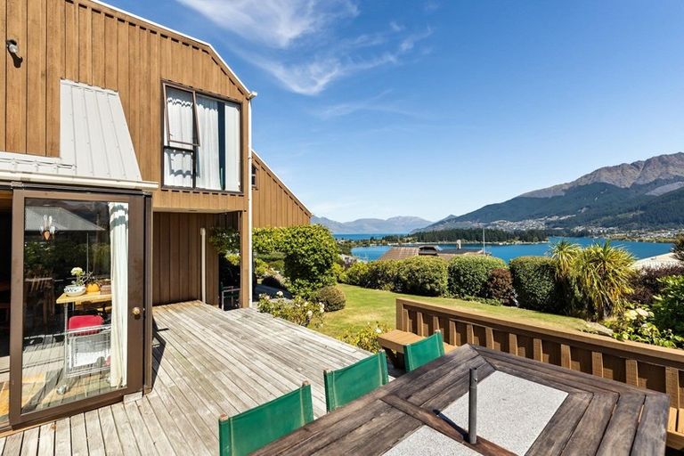 Photo of property in 2 Milward Place, Kelvin Heights, Queenstown, 9300