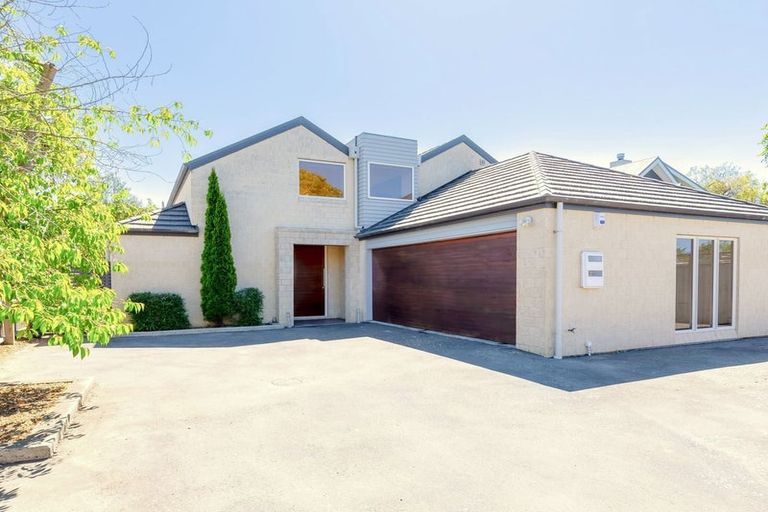 Photo of property in 40 Saint Andrews Square, Strowan, Christchurch, 8052