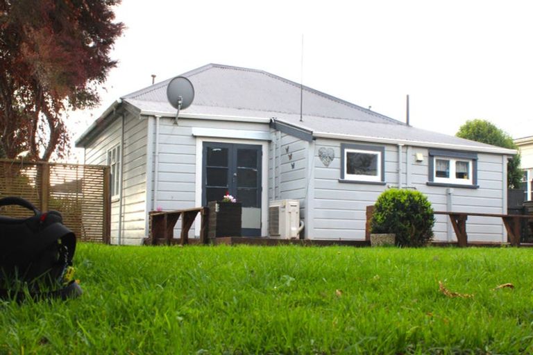 Photo of property in 2 Tawhiti Road, Hawera, 4610