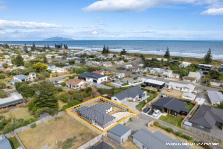 Photo of property in 53 Seagrass Place, Otaki Beach, Otaki, 5512
