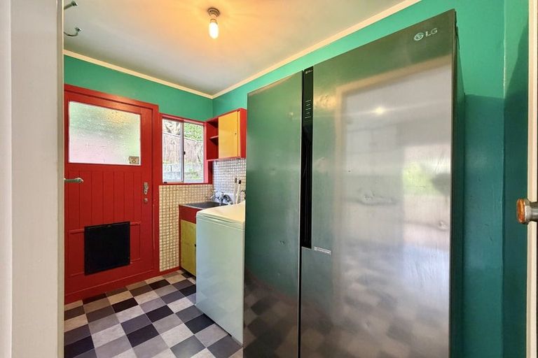 Photo of property in 33 Omega Street, Newlands, Wellington, 6037