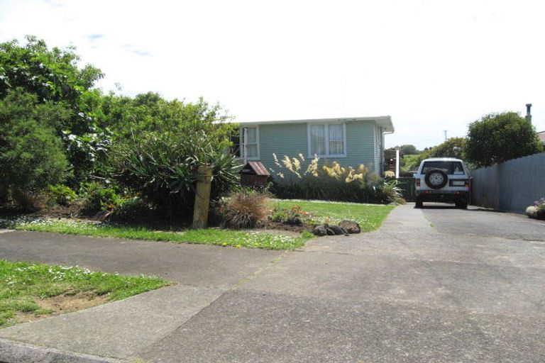 Photo of property in 1 Kamaka Road, Mangere Bridge, Auckland, 2022
