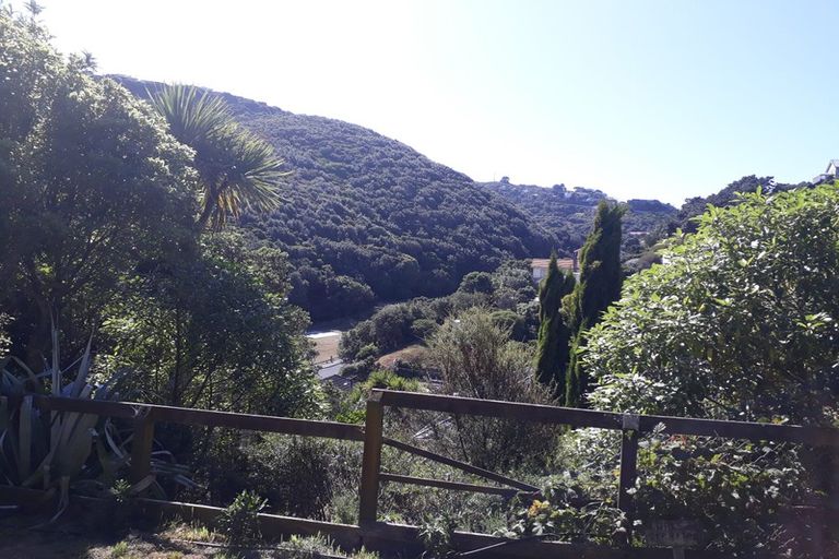 Photo of property in 73 Hungerford Road, Houghton Bay, Wellington, 6023