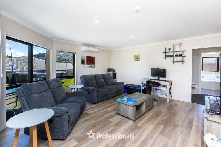 Photo of property in 9 Percy Kinsman Crescent, Riverstone Terraces, Upper Hutt, 5018