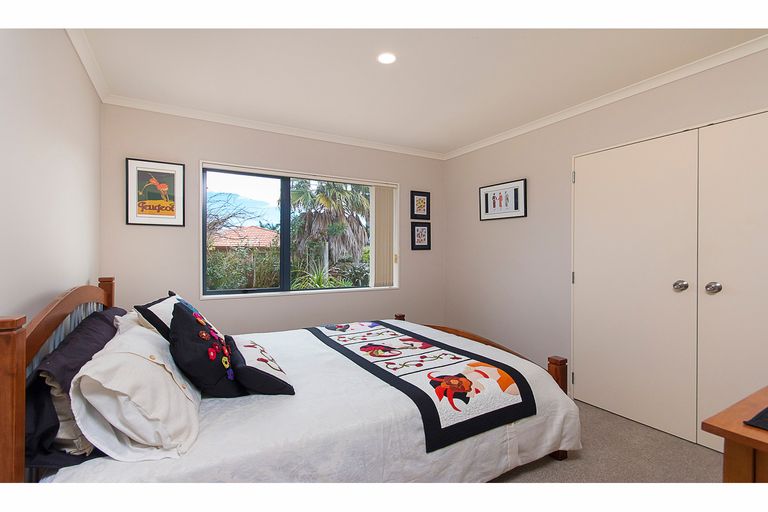 Photo of property in 12 Ernest Shackleton Place, Waiuku, 2123