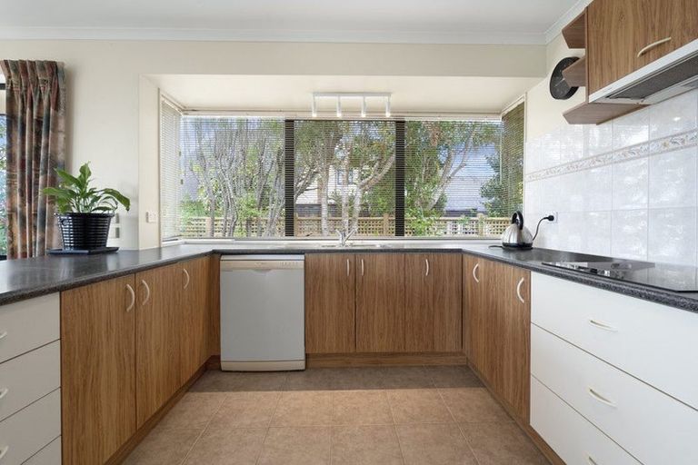 Photo of property in 115 Grovenor Drive, Orewa, 0931