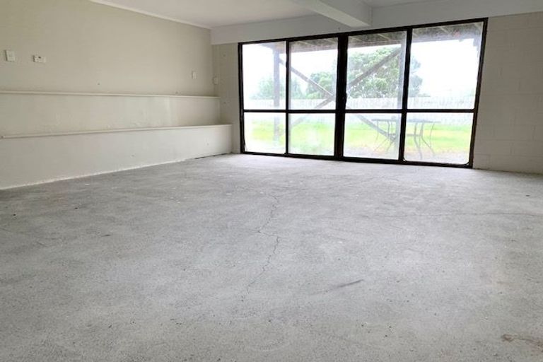 Photo of property in 98 Awaroa Road, Sunnyvale, Auckland, 0612