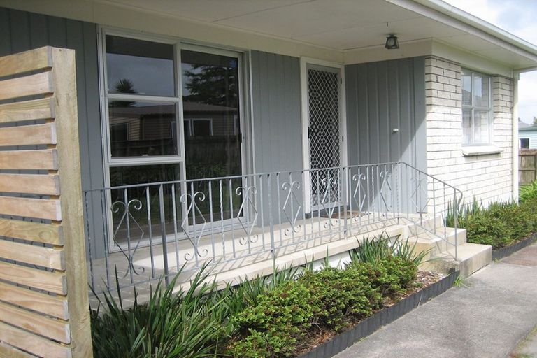 Photo of property in 3/200 Te Atatu Road, Te Atatu South, Auckland, 0610