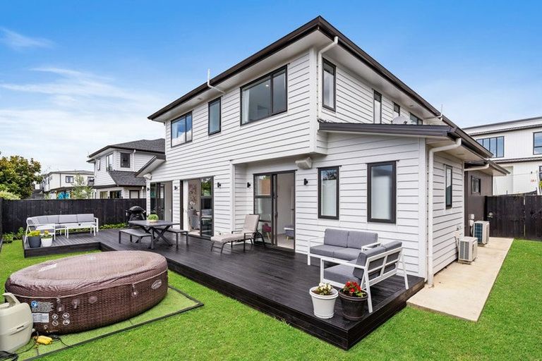 Photo of property in 10 Huaota Place, Botany Downs, Auckland, 2010
