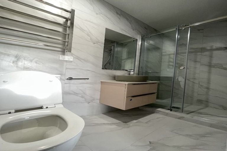 Photo of property in 5/10 Vinifera Place, Fairview Heights, Auckland, 0632