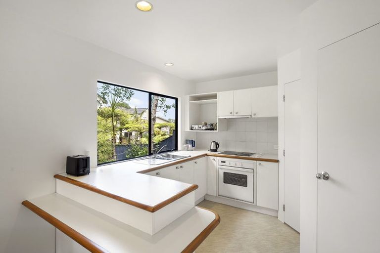 Photo of property in 3/27 Sunnynook Road, Forrest Hill, Auckland, 0620