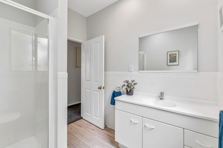 Photo of property in 3a Cron Avenue, Te Atatu South, Auckland, 0610