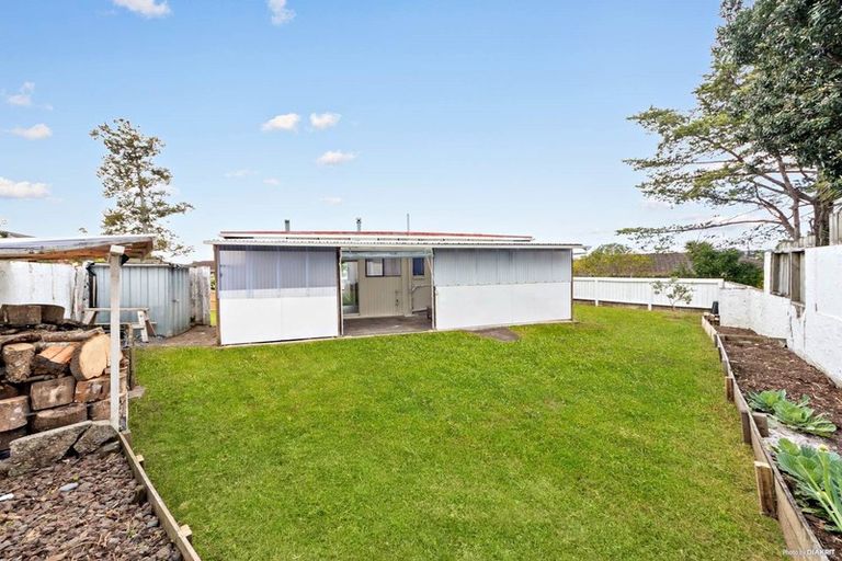 Photo of property in 10 Halcombe Place, Green Bay, Auckland, 0604