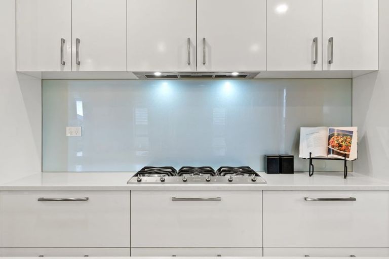 Photo of property in 10 Twin Parks Rise, Papakura, 2110