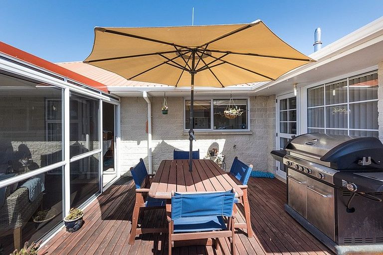 Photo of property in 21 Colonial Place, Kelvin Grove, Palmerston North, 4414