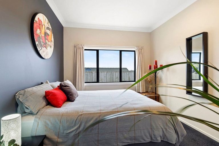 Photo of property in 17 Gifford Grove, Churton Park, Wellington, 6037