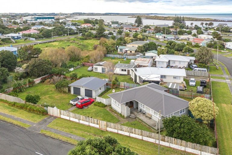 Photo of property in 22 Ashton Terrace, Castlecliff, Whanganui, 4501