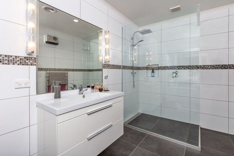 Photo of property in 2 Krissell Place, Acacia Bay, Taupo, 3330