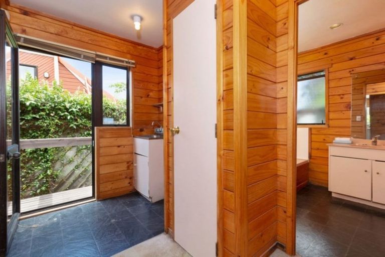 Photo of property in 2/62 Hillcrest Avenue, Hillcrest, Auckland, 0627