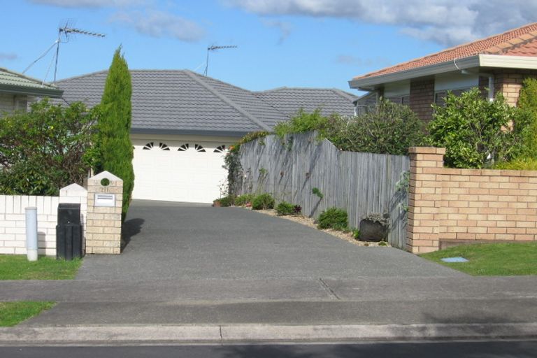Photo of property in 21 Kath Hopper Drive, Orewa, 0931