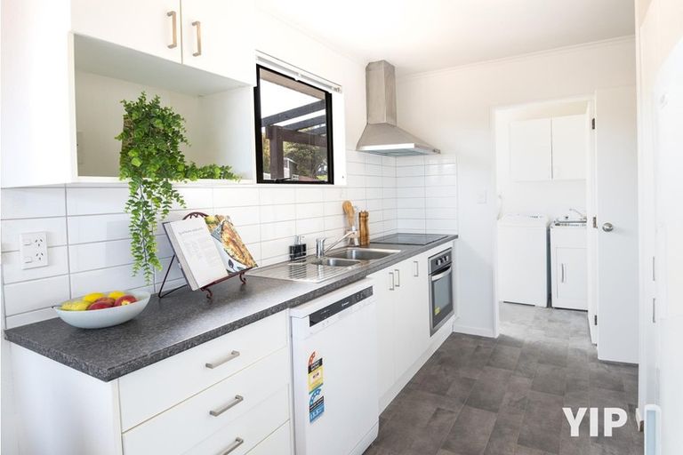 Photo of property in 27 Evesham Place, Newlands, Wellington, 6037