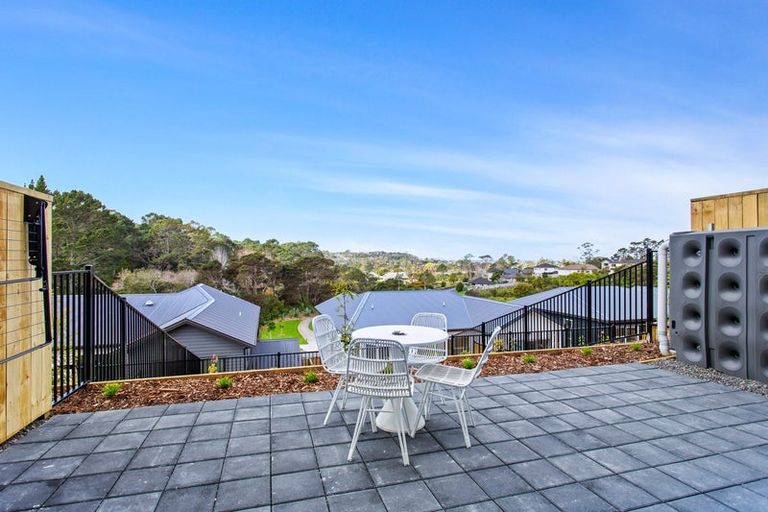 Photo of property in 27 William Calvert Drive, Swanson, Auckland, 0614