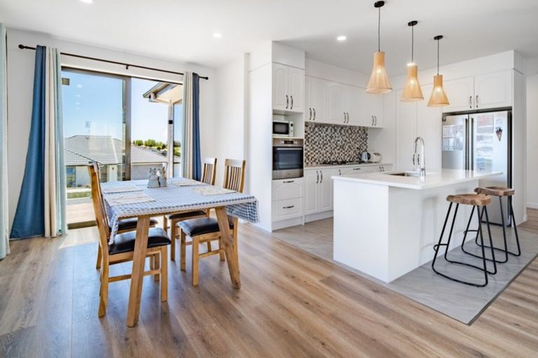 Photo of property in 11 Resolution Drive, Gulf Harbour, Whangaparaoa, 0930