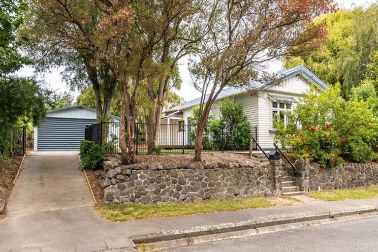 Photo of property in 6 Sandwich Road, Beckenham, Christchurch, 8023